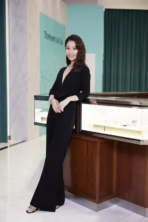 林心如身材好气质佳,硬把礼服穿成"白大褂",造型师在想什么?