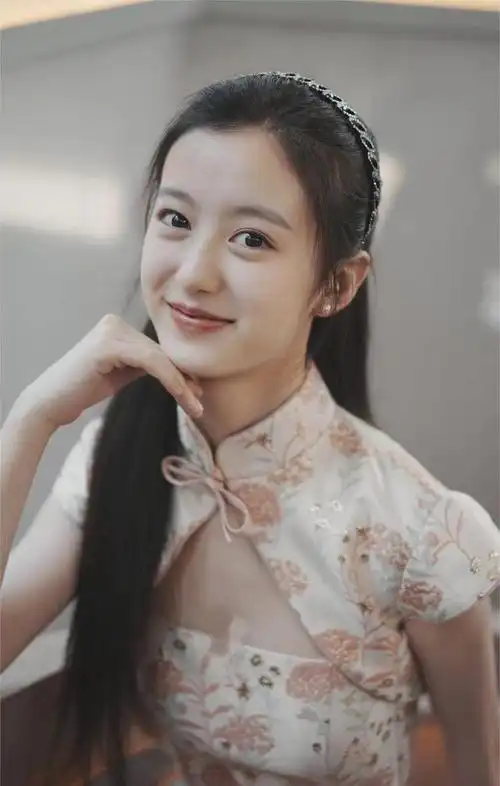 "王一博夸美,王思聪追随"的小女孩裴佳欣已经长大了,近日她在官方微博