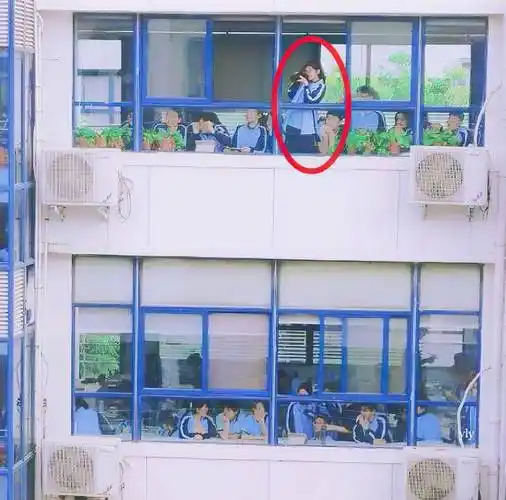 马嘉祺"上课照"被传,穿蓝色校服趴在桌子上,这颜值真实存在?