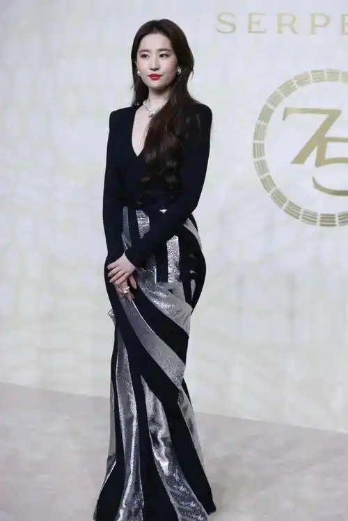 刘亦菲出席活动穿一条黑色深v条纹裙美得优雅大气