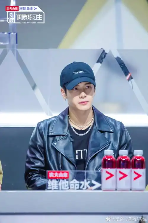 王嘉尔解锁练习生导师身份 黑帽遮面气场十足