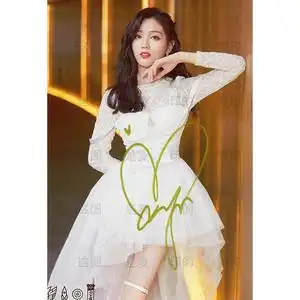 【复印版】吴宣仪六寸签名照 明星亲笔签名照片 周边收藏