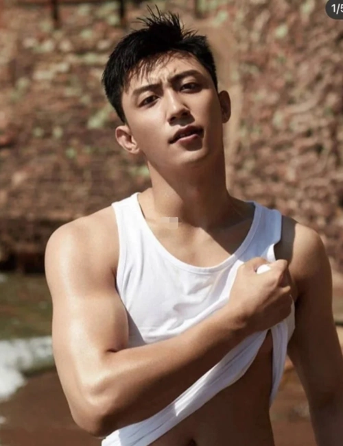 小鲜肉掀起硬汉风蔡徐坤留胡须黄子韬晒腹肌鹿晗配大金项链