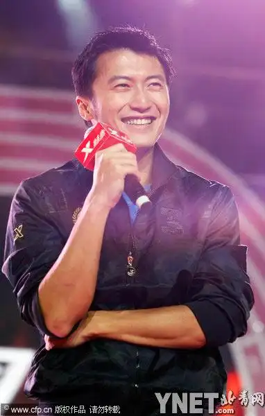 谢霆锋开心大笑(2 /11张)