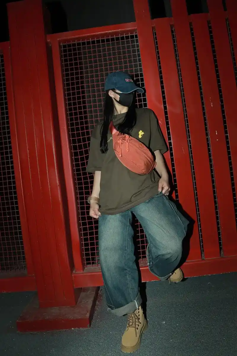 这个桔色胸包真的泰好看啦,完美搭配夏日衣服 - 抖音