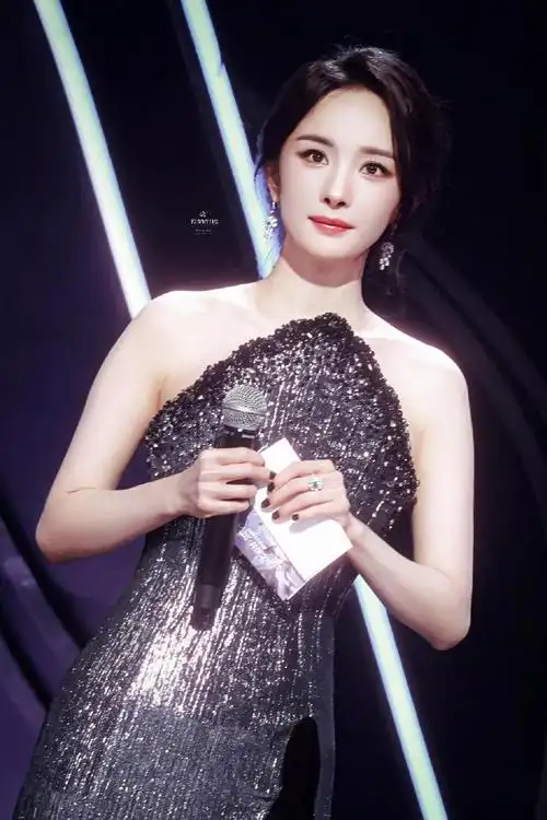 晚安咪语##杨幂开叉绣花拖尾裙##杨幂时代少年团模仿貂蝉