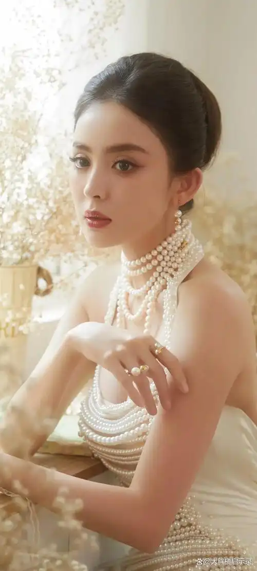 古力娜扎亮相活动现场,穿珍珠羽毛仙女裙惊艳全场,却被批太夸张