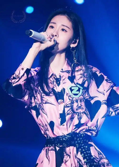 张碧晨《中国新声代》粉色印花衬衣星尚现场大秀!