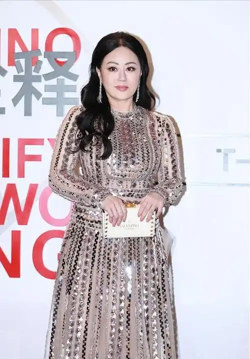 章小蕙怎么突然胖成这样了穿亮片裙看着像150短脖子拉垮气质