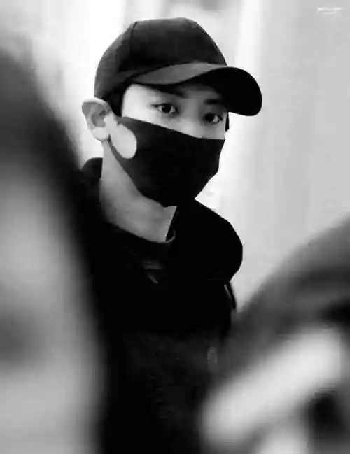 朴灿烈低调现身仁川机场,黑衣黑裤的朴火山气质满分