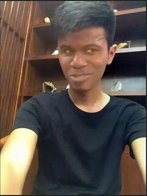 这个被p成黑脸的二次元表情是谁呢