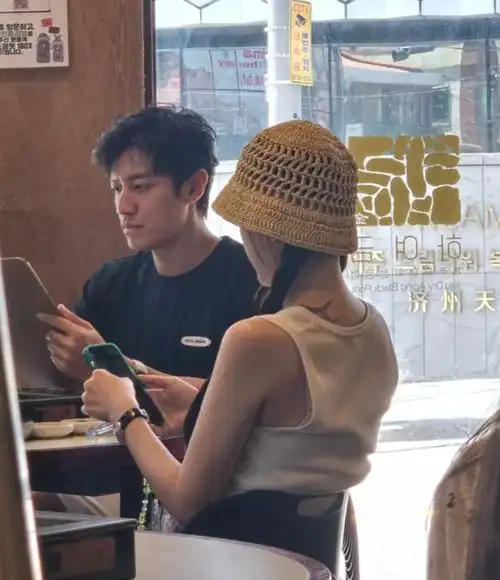 陈乔恩韩国被偶遇,只顾玩手机享受老公照顾,alan表情冷若冰霜