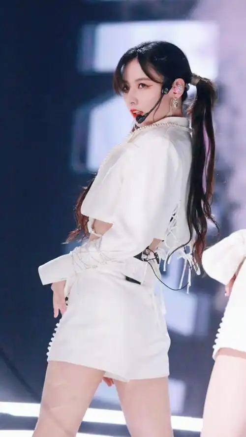 刘些宁原本以为她是骨架大,谁知道本人真的是有点儿肉乎乎的,穿上了露