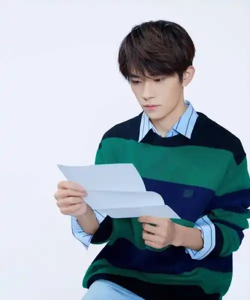 原创易烊千玺写真照曝光穿衬衫配绿色针织衫清新活力似大学校草