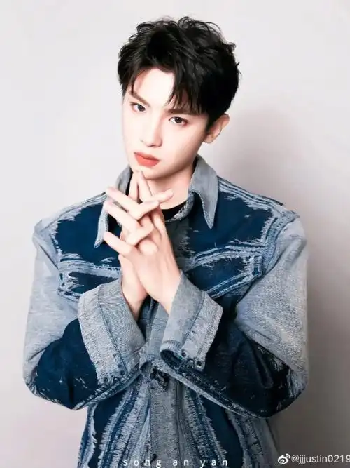 黄明昊,2002年2月19日出生于浙江温州,中国内地男歌手.