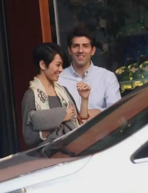 梁咏琪演唱会!外籍丈夫携9岁女儿现身为其庆生,老公满眼爱意