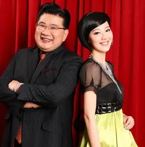 由于她的能力特别出色,她就被选中与曹可凡一同主持《舞林大会》.