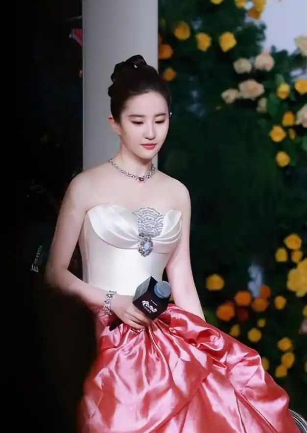 刘亦菲再登神仙宝座,古力娜扎点赞:姐姐的美,键盘都打不出来