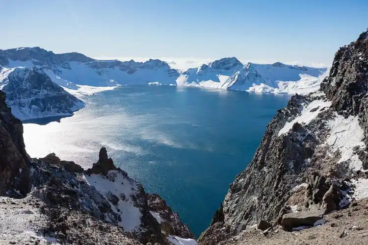 寒冷的冬季,长白山天池成为了大自然的绘画,宛如童话般美丽的雪景