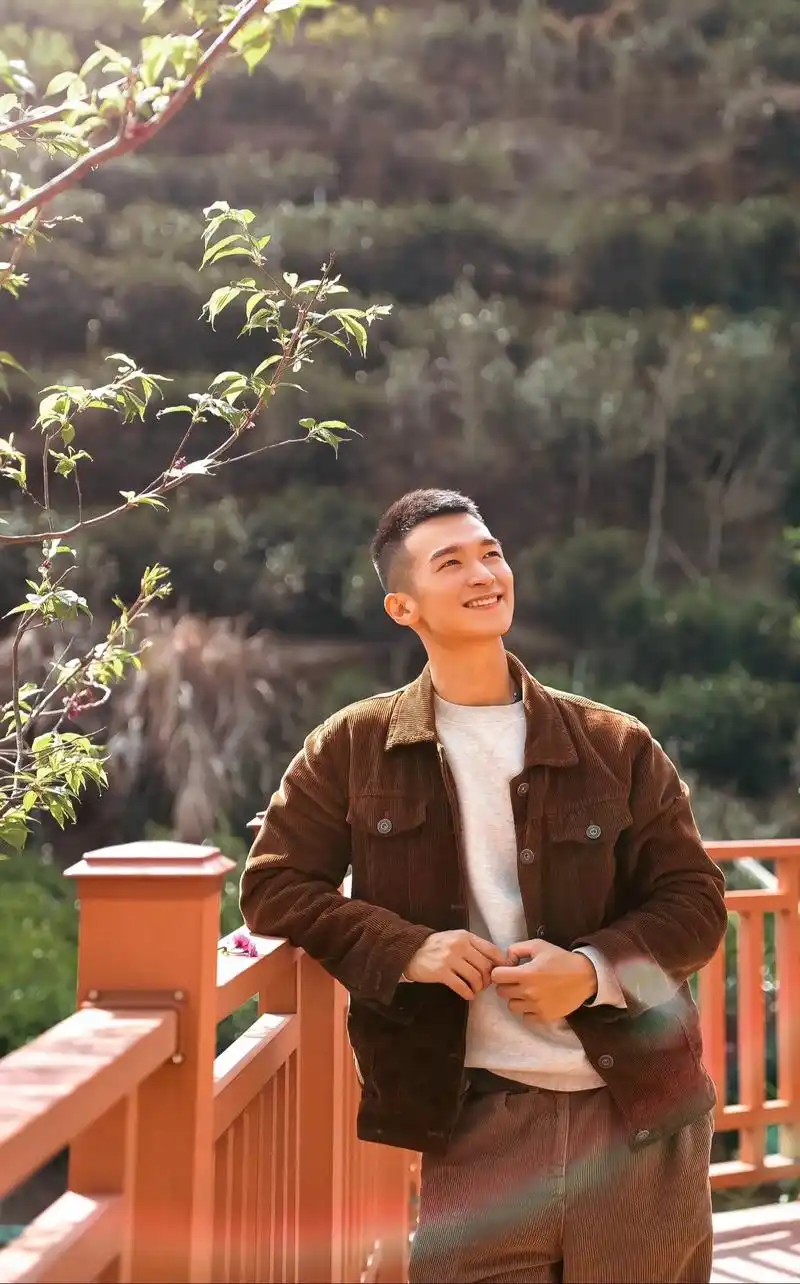 都说爱笑的男孩子运气不会太差,希望你也爱笑 #寸头 #阳光男 - 抖音