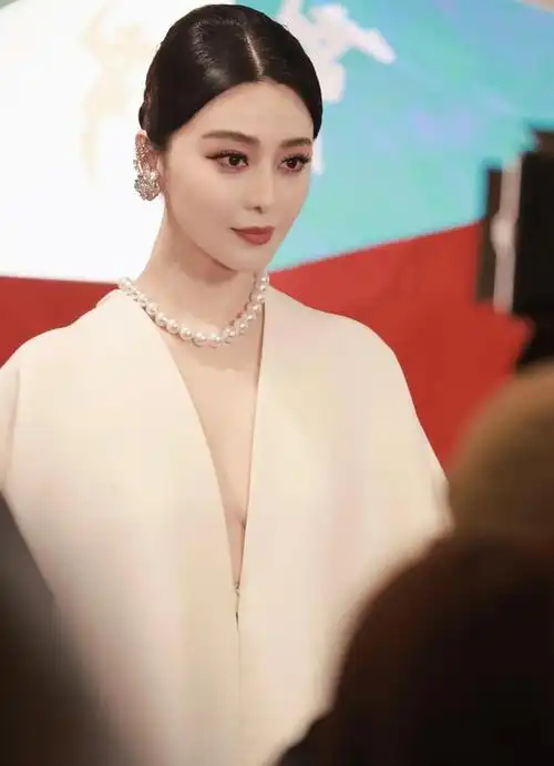 范冰冰复出后首次红毯亮相白色礼服加珍珠项链依旧是女王范儿
