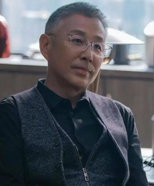 陈道明,周润发才是反油腻男人:不穿老头装,爱穿运动鞋,特有型