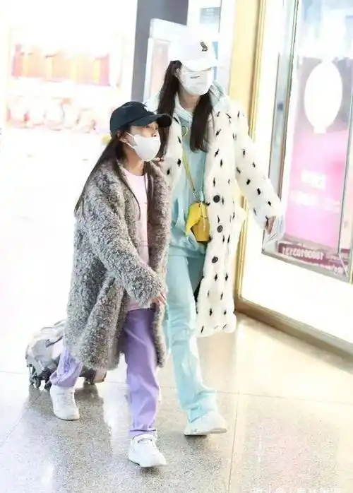 李小璐年后带女儿走机场!