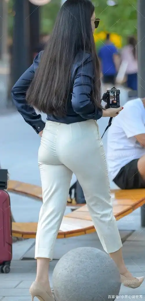 姐喜欢白色,所以又薄又透,很容易像下面这个小姐姐那样出现尴尬的情况