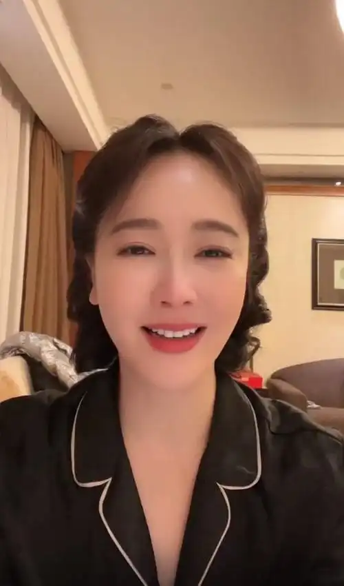 44岁左小青穿睡衣录视频皮肤超好露一口白牙面部变样被指整容