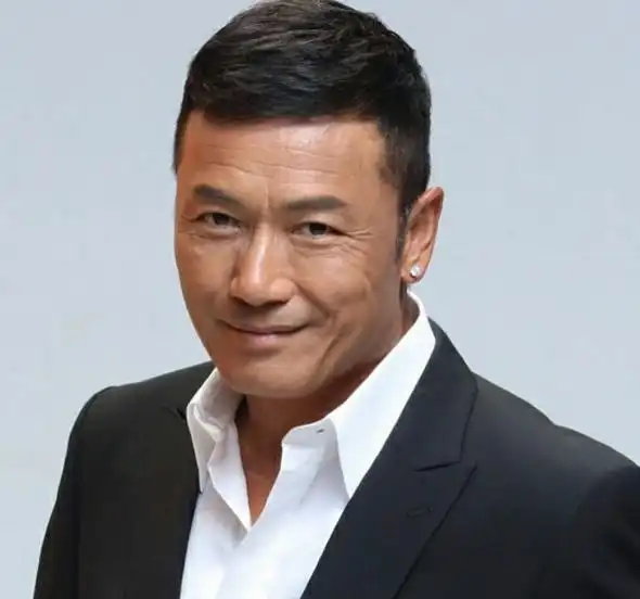 60岁苗侨伟晒与27岁情人合照画面温馨网友人生赢家