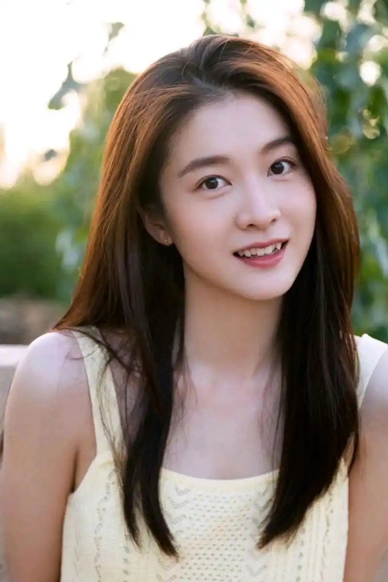 张雪迎嫩黄色针织裙造型甜美迷人,小虎牙太可爱了#娱乐大赏# #明星的