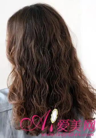 经过卷烫效果后,所有头发都变得自然蓬松起来,适量的美发产品有助于