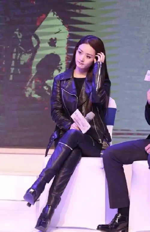 赵丽颖太酷了黑色皮衣搭配紧身皮裤惊艳亮相时尚感爆棚