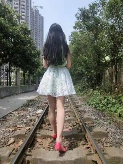 长发美女背影图片生活照超漂亮长发美女背影手机壁纸