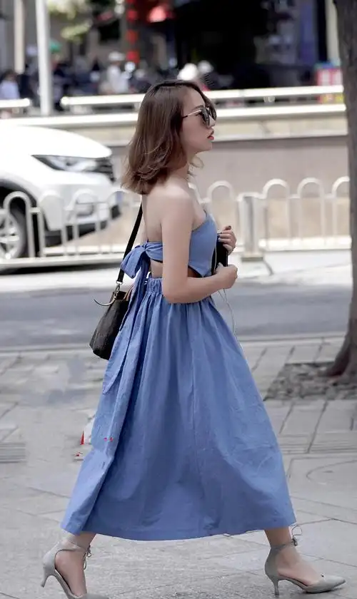 蓝色连衣裙搭配尖头高跟鞋清爽又靓丽