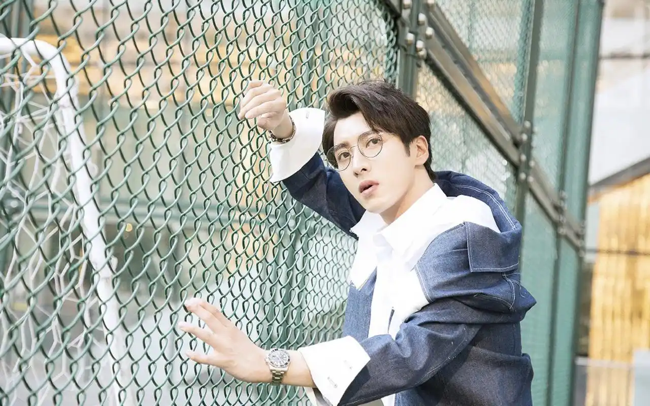 应昊茗阳光帅气户外写真图片桌面壁纸