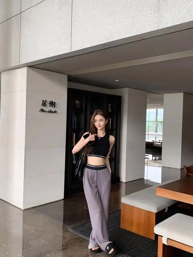 miu春夏新款撞色字母装饰弹力织带腰甩腿长裤 - 抖音