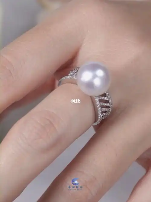 优雅名媛气质指尖上的温柔澳白珍珠戒指