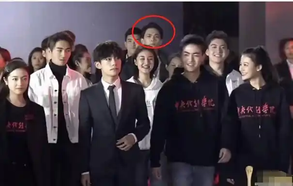 易烊千玺和中戏同学走红毯!千玺玉树临风,却被高颜值同学抢镜