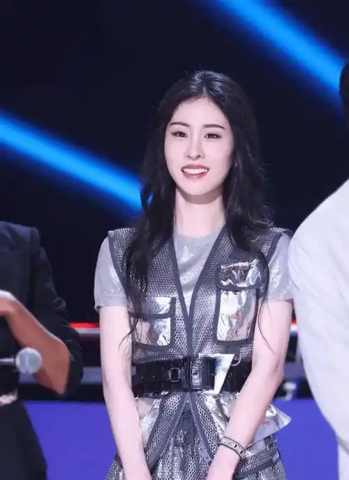 张碧晨与那英罕见同台,师徒俩同框欢乐满满,那英称她太新的了_变化