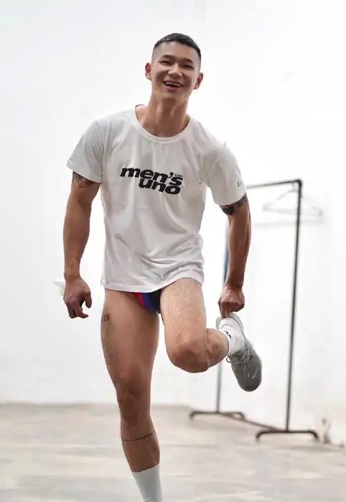 一位爱健身的95后,雕刻出胸肌人鱼线,成炙手可热的型模