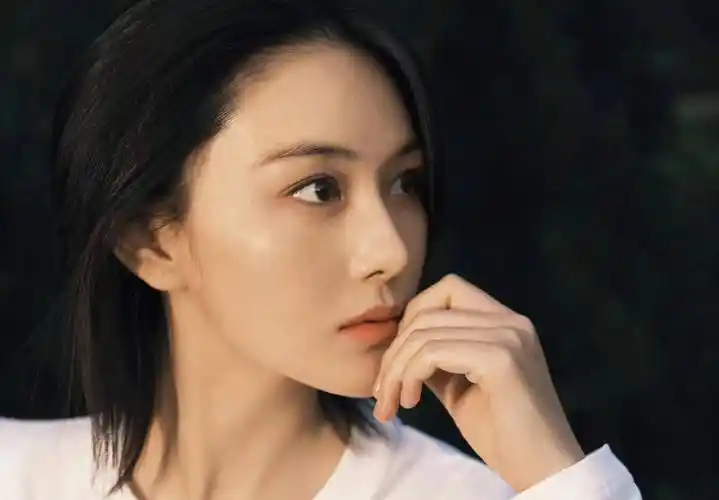 张馨予时尚写真:风韵犹存,芳华绝代