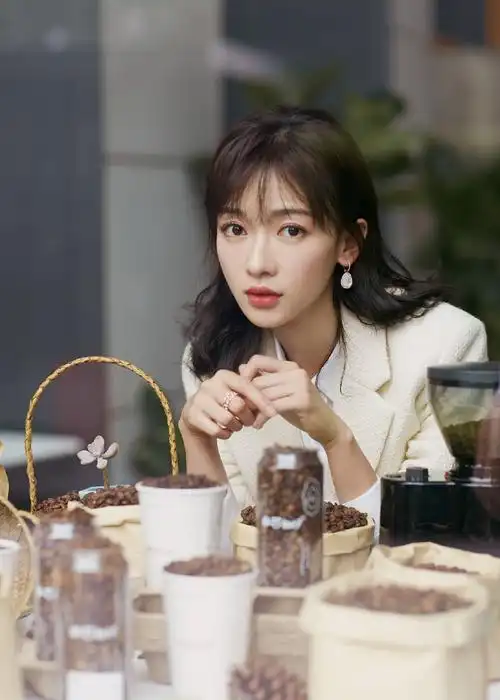 简介:吴谨言优雅干练写真图片,分享一组吴谨言图片给大家,图中的明星