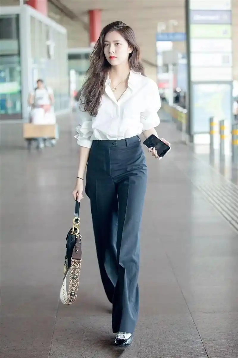 宋妍霏秀机场私服,穿吊带衫配格子裤,渔夫帽压再低也难挡高颜值