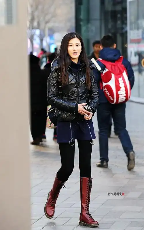 街拍穿出高级感的真皮高筒靴美女