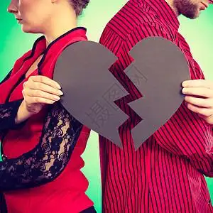 分手并离开关系恋爱中的人的负情绪轻的夫妇两颗破碎的心恋人分手心碎