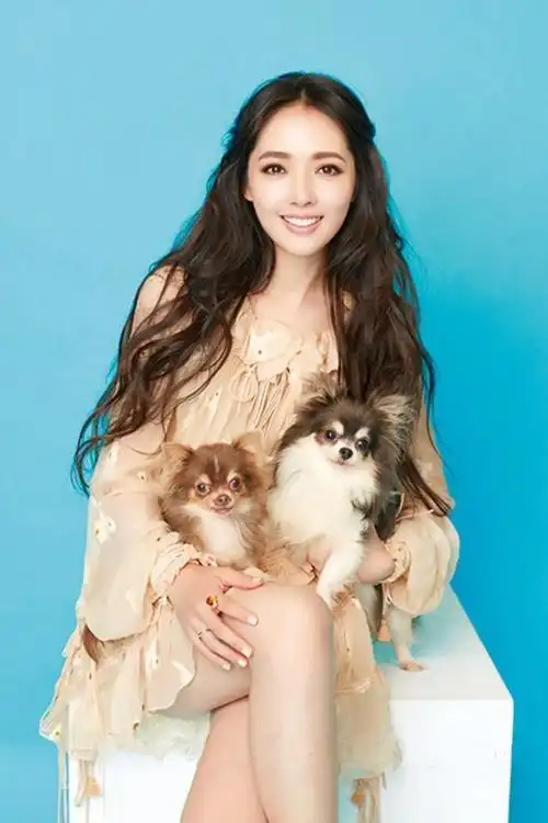 发型 郭碧婷当上阔太后变高调,连指甲都挂着"金链子",不做家务真好