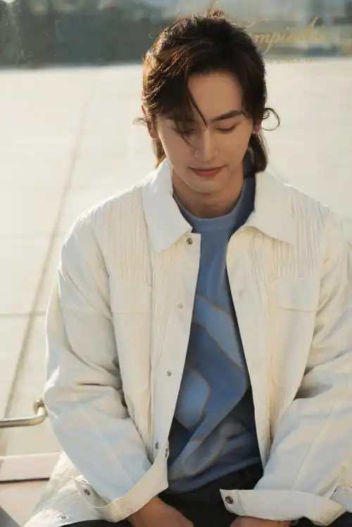 张哲瀚秋日天台清爽帅气写真