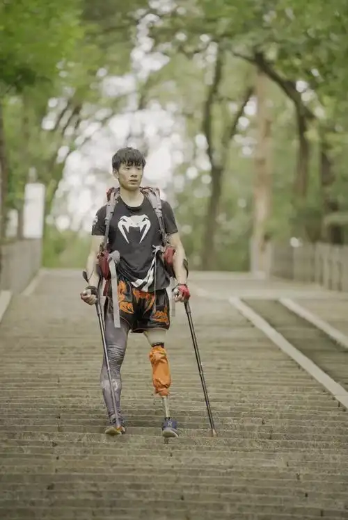 2019年春节之前, 他躺在了截肢手术台上.