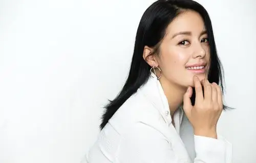 王力可白衣写真大片曝光 浅笑倩兮秒变天仙攻